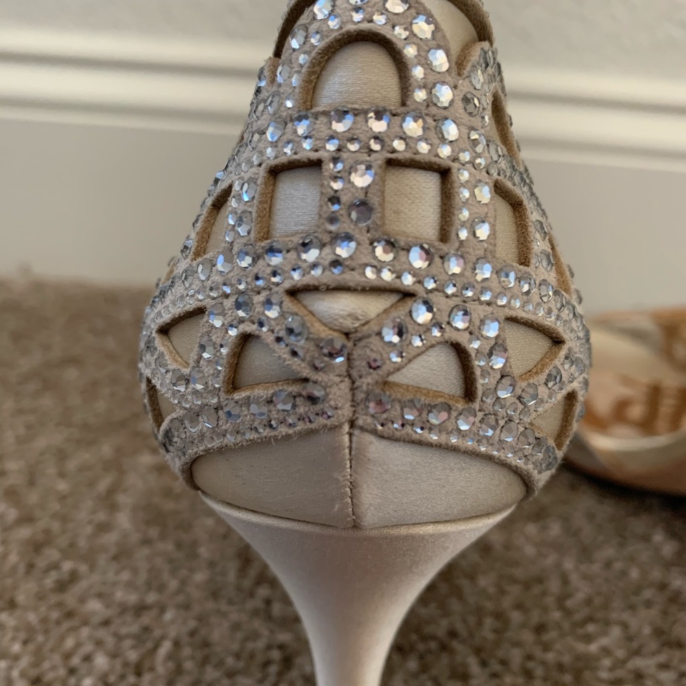 Badgley Mischka Silver and Cream Heels - Picture 8 of 14